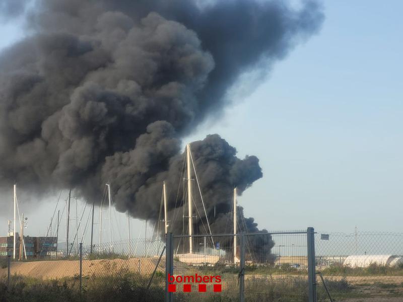 Extingit l'incendi al Port de Badalona