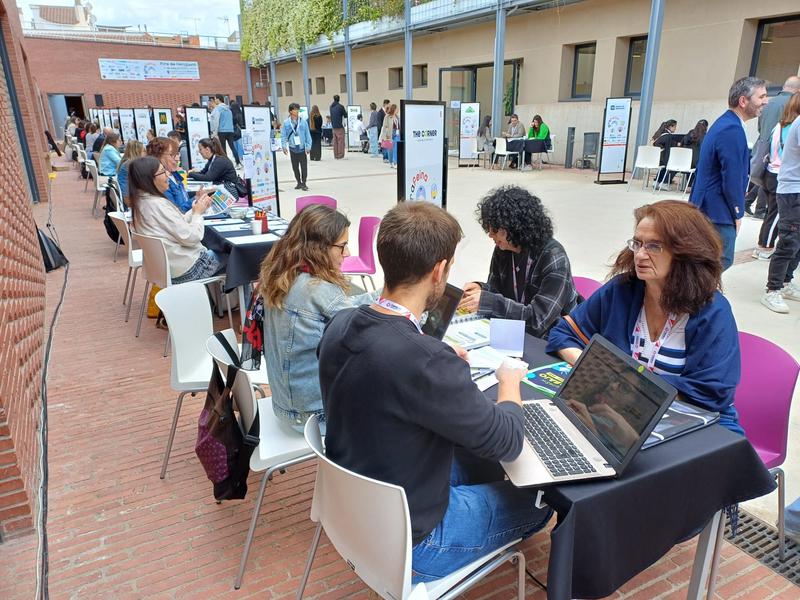 La primera fira d'ocupació a la comarca atreu mig miler de participants 