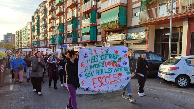 AFA Josep Carner: 'Quan una ciutat oblida les seves escoles, s'oblida del seu futur'