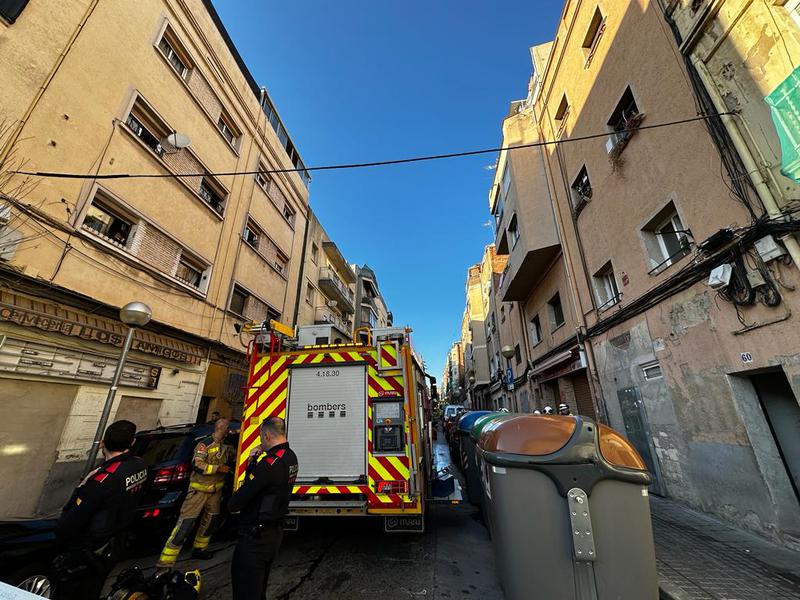 Incendi sense ferits al número 62 del carrer Calderón de la Barca