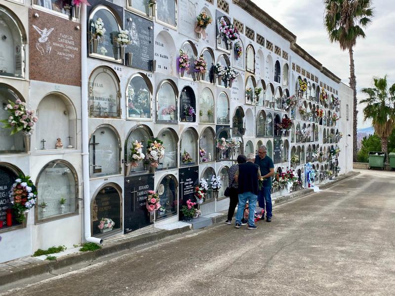 El cementiri s'omple de familiars que recorden els éssers estimats per Tots Sants