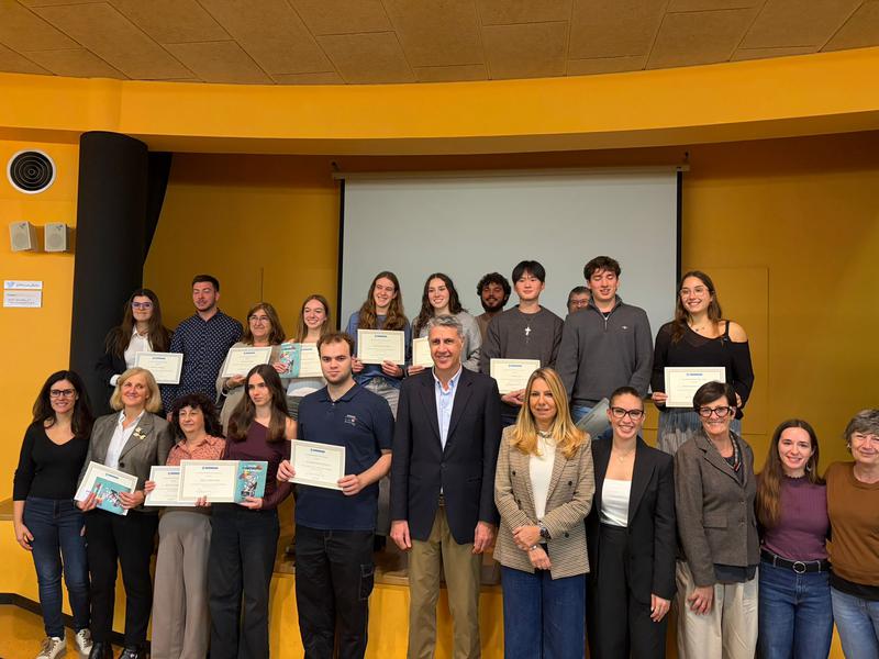 Deu alumnes de Badalona reben un diploma de l'Ajuntament per les seves excel·lents notes a les PAU 2025