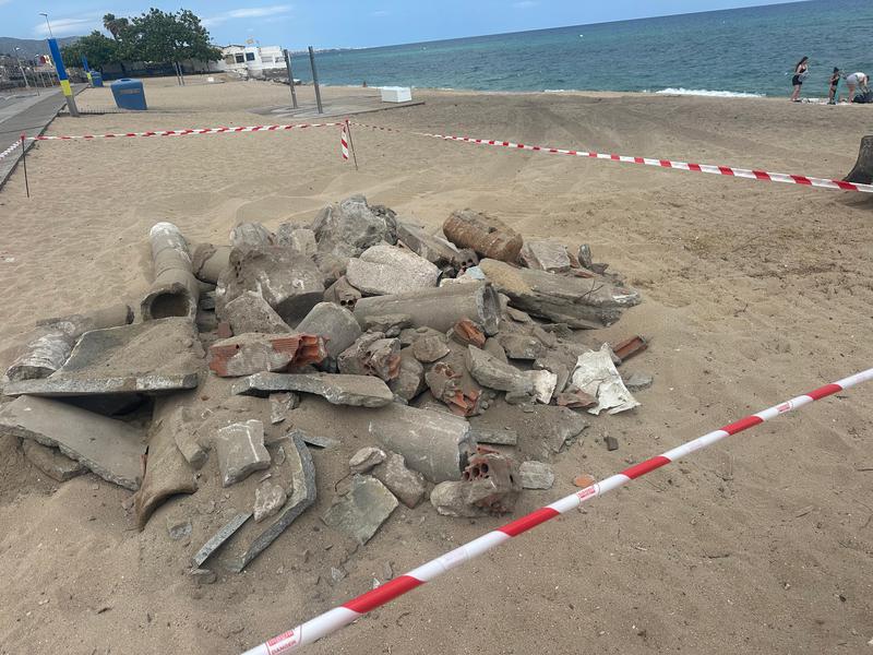 2222 Comencen les tasques per retirar restes de la platja del Pont d’en Botifarreta
