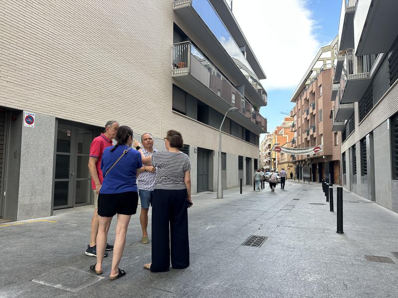 Veïns del Centre denuncien l'estat d'un carrer causat pel pas prohibit de vehicles