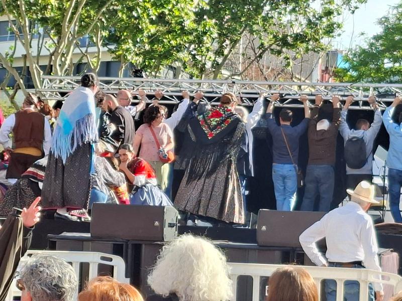 Tres ferits lleus en caure part de l'estructura lumínica del festival de jotes
