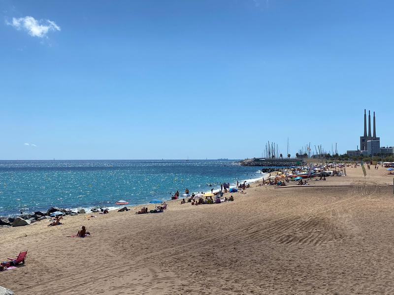Les platges de Badalona, refugi a l'estiu per a veïns i visitants