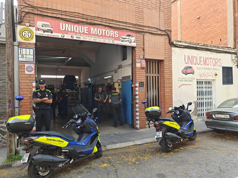 Operatiu policial conjunt en tallers mecànics del barri del Remei a Badalona