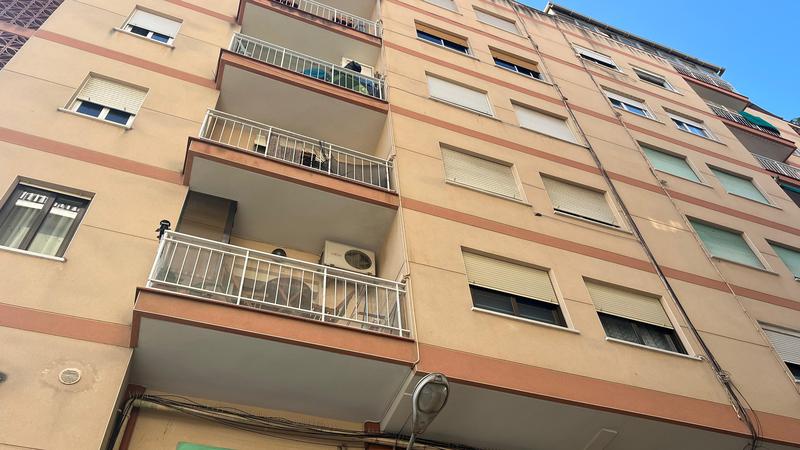 Ferida lleu en l'incendi a la cuina d'un pis a Sant Crist