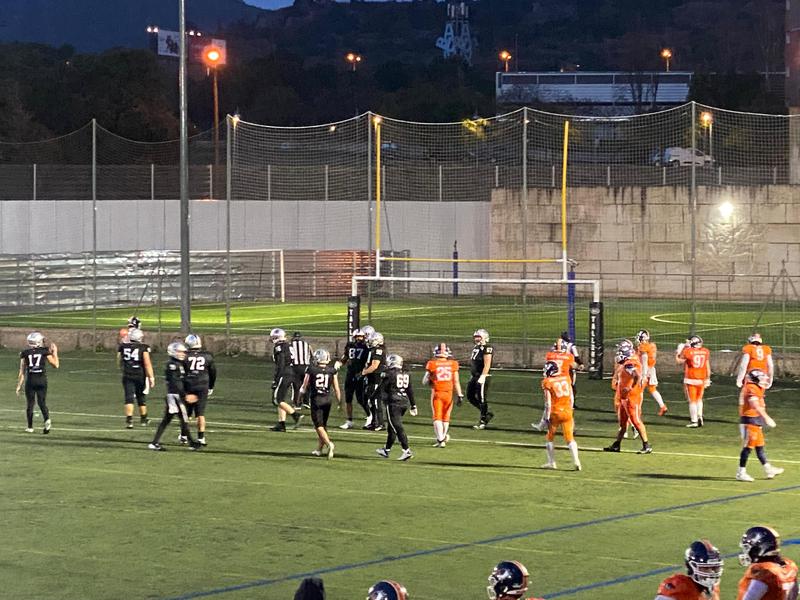 Victòria dels Badalona Dracs contra els Mallorca Voltors sota la pluja (42-7)