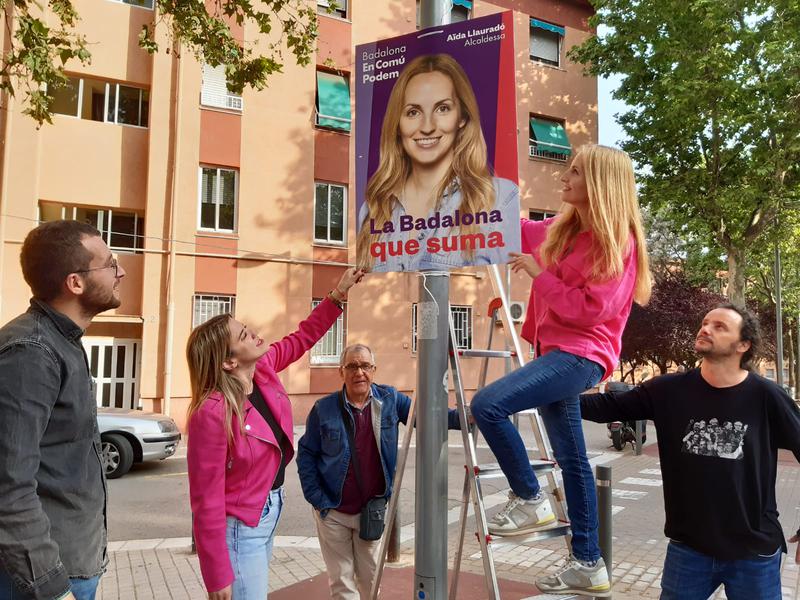 enganxada cartell Badalona EnComú Podem