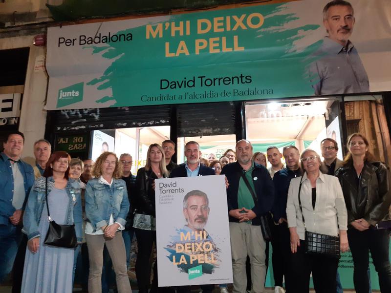 Junts penjada cartell David Torrents