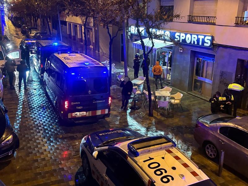 Els Mossos aixequen actes en un bar de La Salut per tinença d'armes i drogues