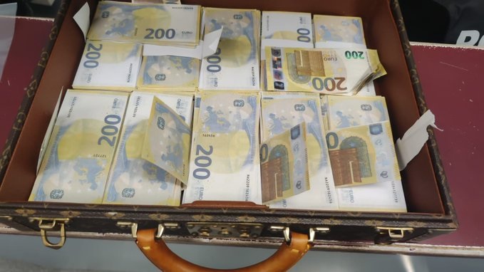 La Guàrdia Urbana de Badalona deté un home que duia un maletí amb 255.000 euros en bitllets falsos