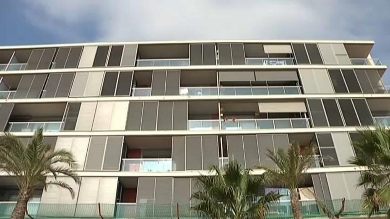 Badalona suspèn l'atorgament de llicències de pisos turístics