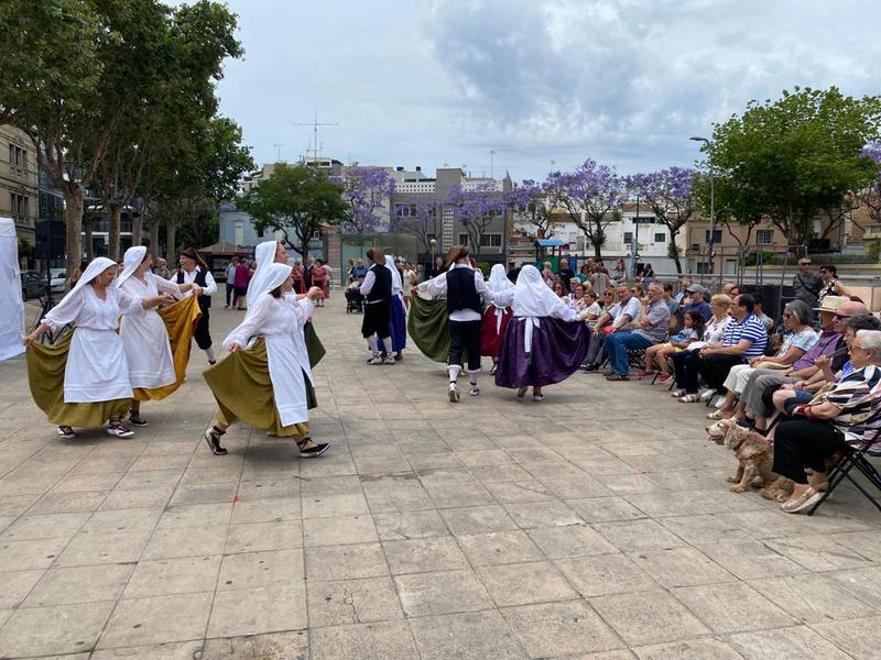 Esbarts veterans interpreten una dotzena de danses tradicionals a la Plana