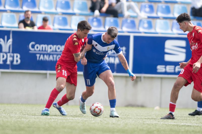 Repartiment de punts en el derbi després d'un empat a 2  gols entre CF Badalona i Fundació Grama