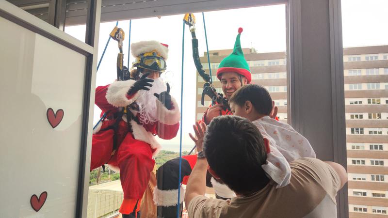 El Pare Noel visita l'Hospital Germans Trias i Pujol per repartir regals i il·lusió