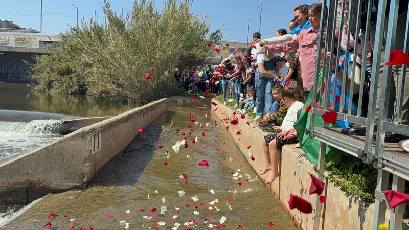 Dia Internacional del Poble Gitano: Pètals al Besòs per recordar el passat i mirar cap al futur