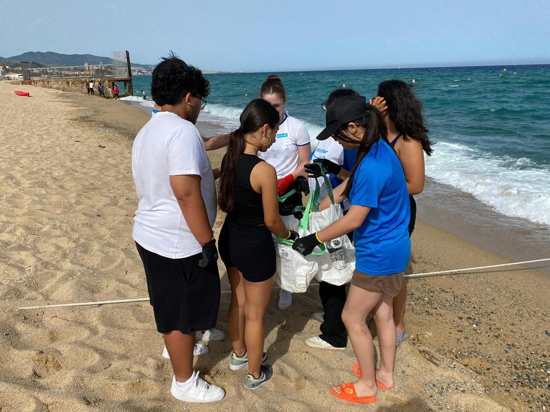 Els joves lluiten pel canvi climàtic netejant la platja