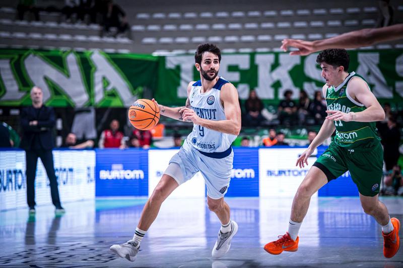 Ricky (24 punts i 4/5 triples) exerceix de líder de la Penya a Bursa (68-79)