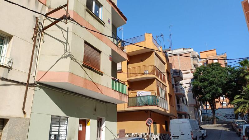 Quatre encaputxats cremen un balcó i un cotxe a Llefià