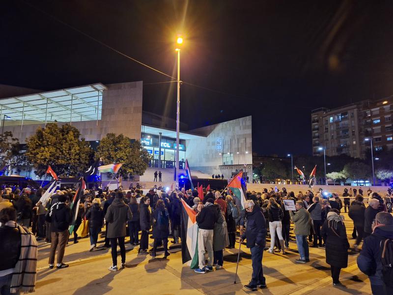 Unes 150 persones es mobilitzen per a exigir la suspensió del partit Penya-Hapoel Holon enmig d'un gran desplegament policial