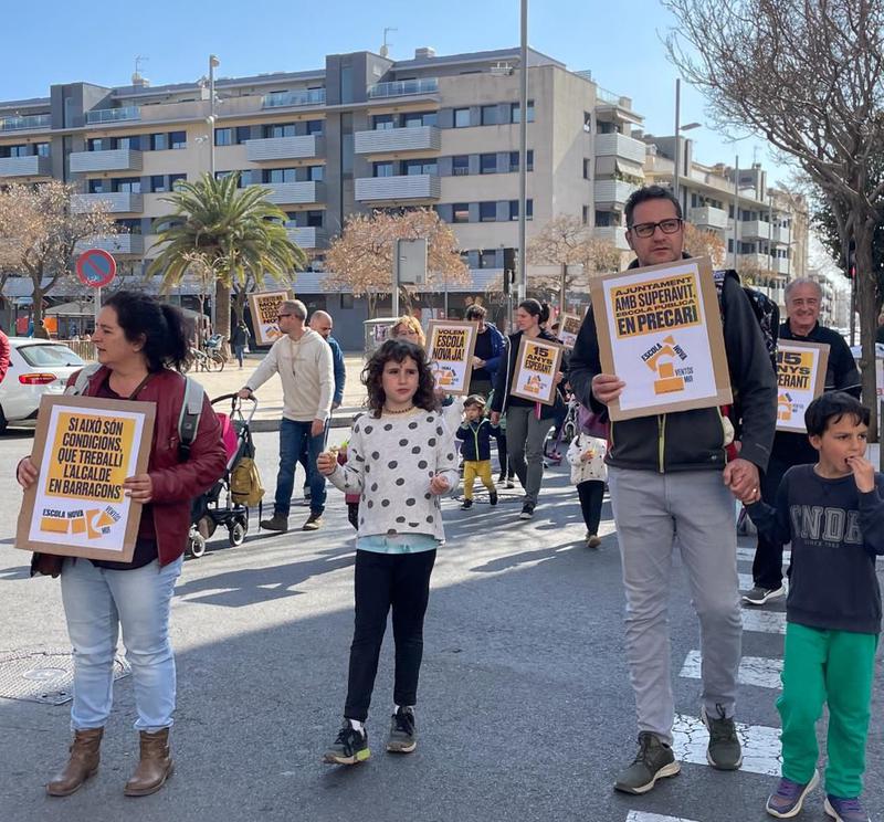 L'AFA de l'Escola Ventós Mir i la Guàrdia Urbana es manifesten a la plaça de la Vila 