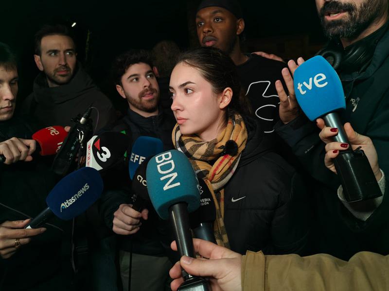 Tensió a la manifestació de suport als immigrants desallotjats del B9 4