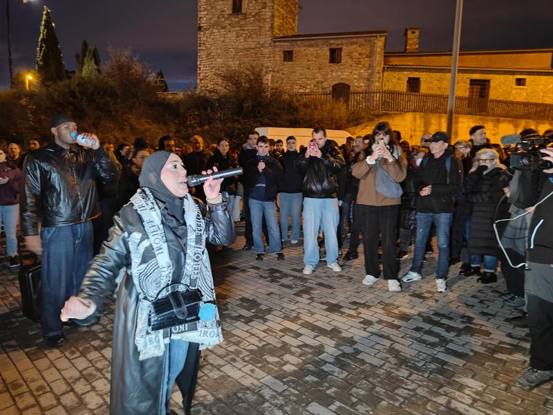 Tensió a la manifestació de suport als immigrants desallotjats del B9