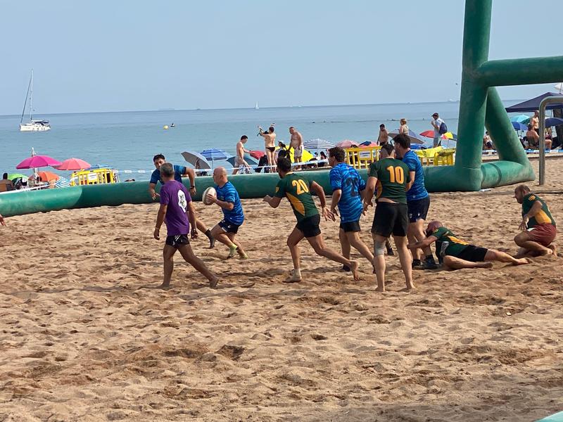 16 equips omplen de rugby la Platja del Pont del Petroli