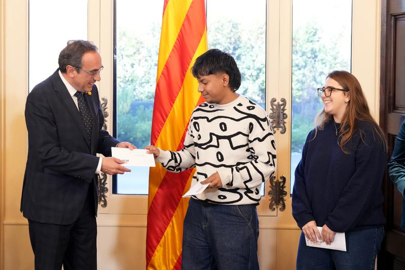 Estudiants catalans envien cartes al Parlament per combatre l'abandonament escolar