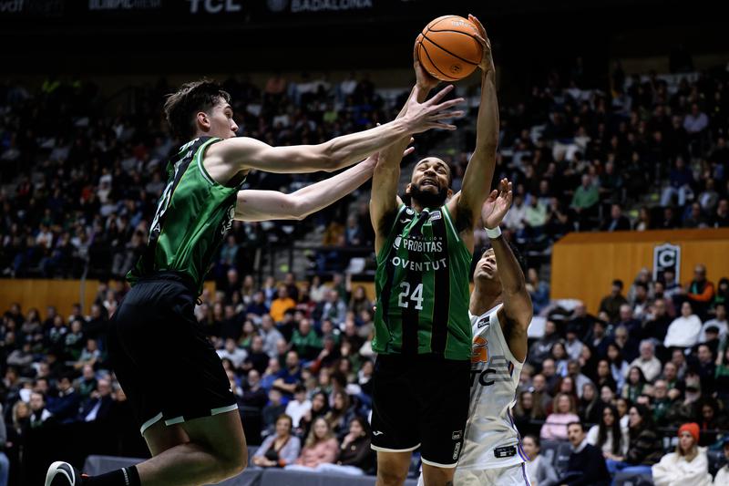 La Penya fa el pitjor partit del curs i punxa contra el Girona (71-74)