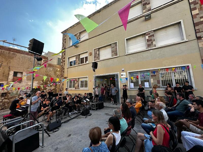 Alumnes i professors de l'Escola de Música Moderna de Badalona acomiaden el curs amb una gran festa a Dalt la Vila