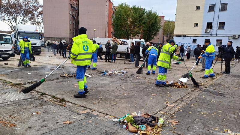 Dispositiu de neteja i seguretat a l'entorn del B9 on acampen els ocupants de l'antic institut
