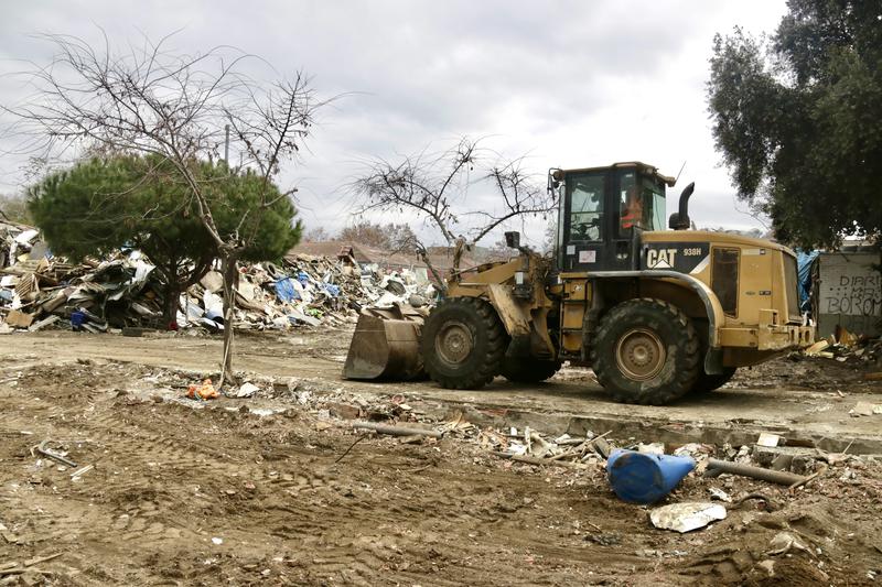Grua en el pati de l'interior del B9 amb les barraques derruides