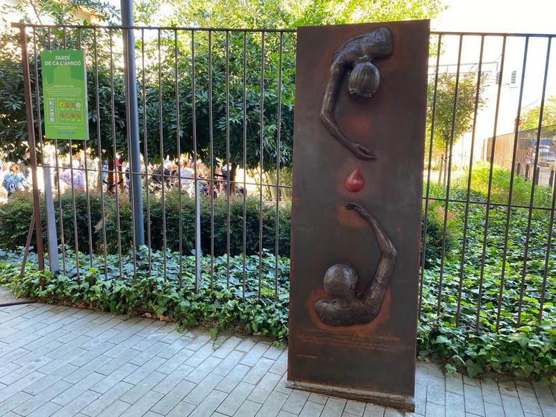 Badalona homenatja els donants de sang amb una escultura de l'artista Joan Artigas