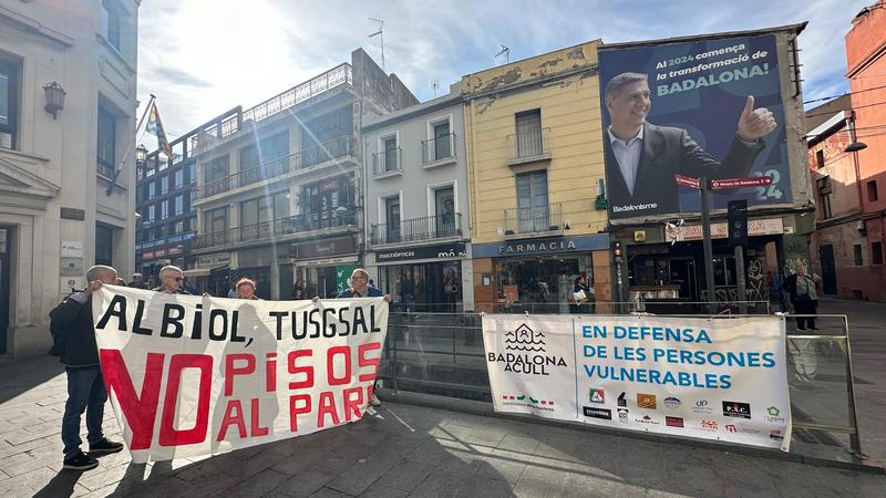 Membres de 'Defensem Ca l'Arnús' i afectats de Can Bofí Vell protesten en el marc del ple municipal