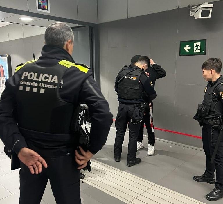 Un detingut per possessió d'arma blanca en un operatiu policial a l'estació de metro Pompeu Fabra