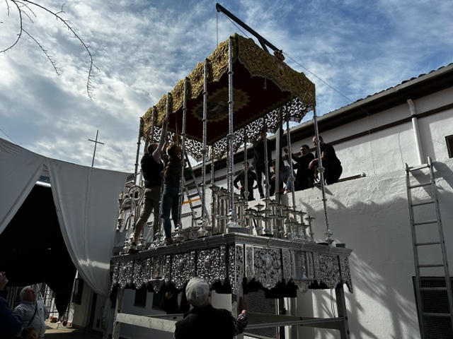 La processó del Sant Enterrament de Llefià escalfa motors