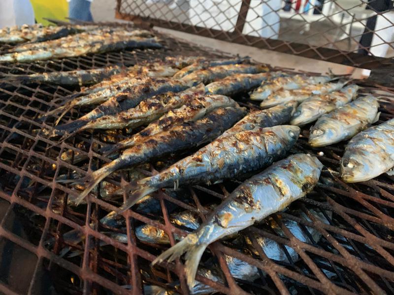 La màgia de la Festa a Baix a Mar: Una torrada de sardines i rom cremat amb el so de les havaneres a la vora del mar