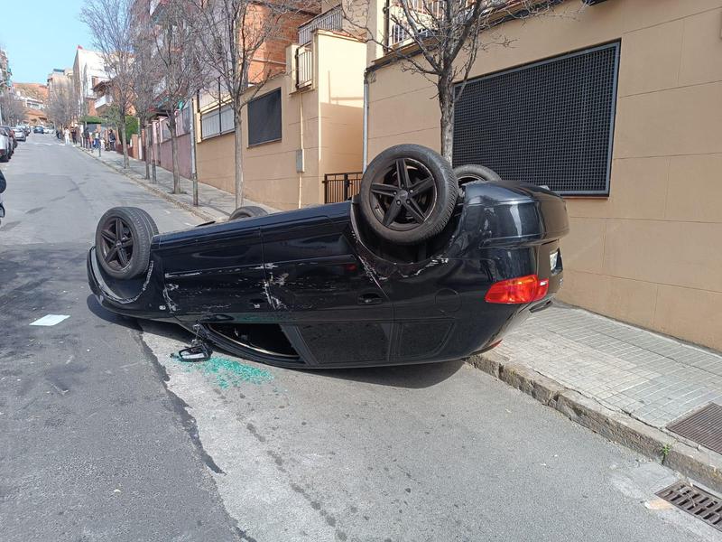 Detenen un conductor drogat després de bolcar el cotxe a Santa Coloma de Gramenet