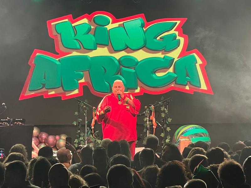 La sala Sarau balla al ritme de King Africa