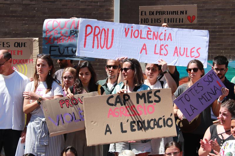 L'IE La Mina surt al carrer per dir prou a la violència: &ldquo;rebem agressions cada dia&rdquo;