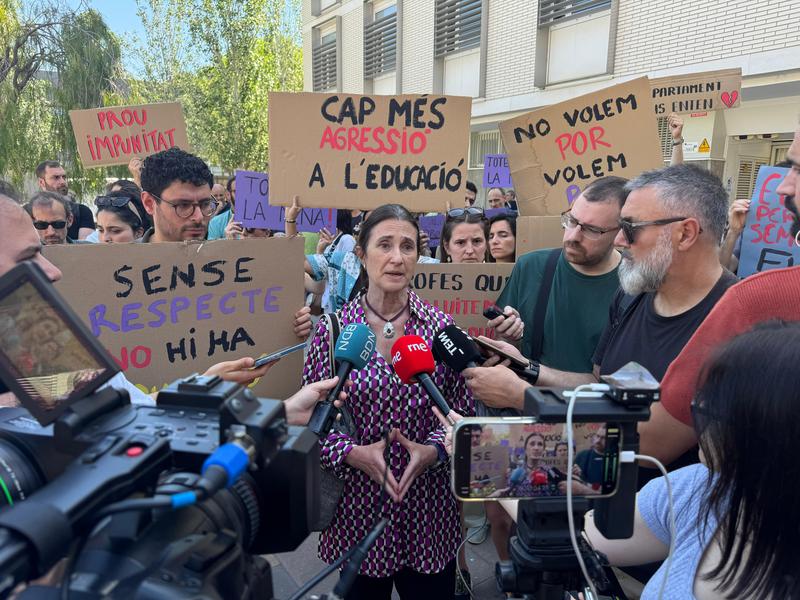2 L'IE La Mina surt al carrer per dir prou a la violència: “rebem agressions cada dia”