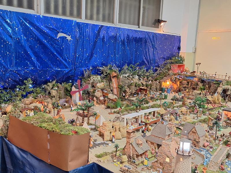 L'AV Joaquim Ruyra inaugura un pessebre amb unes 200 figures i més de 1.000 bombetes