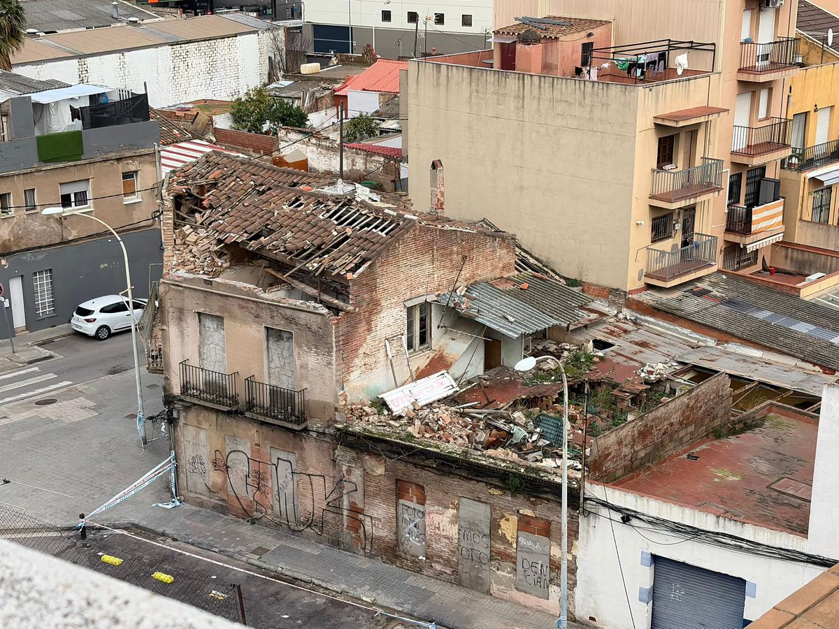 Una finca en runes al Remei, pendent d'enderrocar per risc d'esfondrament