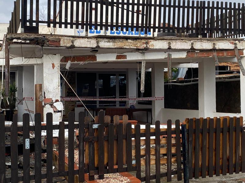 Cedeix el sostre d'un restaurant del Passeig Marítim durant el temporal de pluja