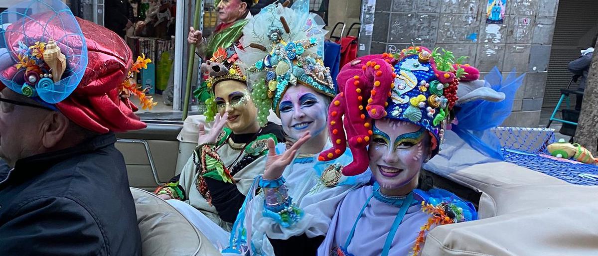 La Disbauxa pren els carrers en la 44&ordf; Rua de Carnaval de Llefià 
