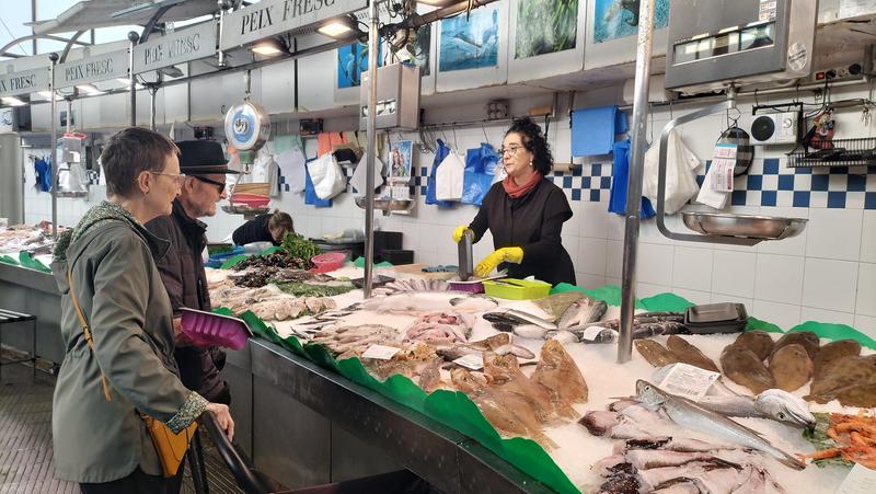 Olga Vintró (peixatera) al Mercat Torner