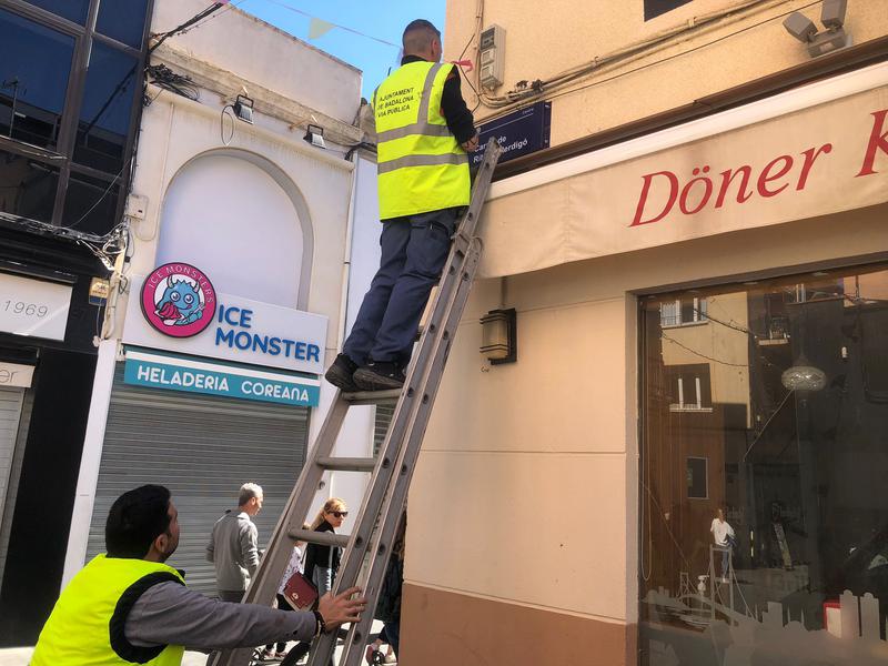 Badalona renova 1307 plaques de carrers deteriorades i altres elements del mobiliari urbà